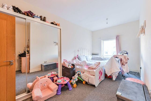 Flat for sale in The Quadrangle House, Maryland, Stratford, London