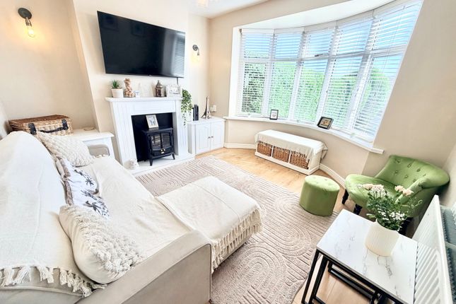 27, Woods Lane, Brierley Hill photo 2