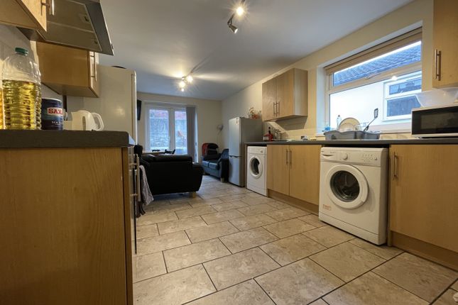 5-bed terraced on 10, Rhymney Terrace, Cardiff, £2,750/mo