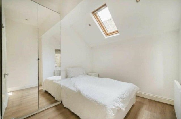 Flat A, 70, Silver Crescent, LONDON photo 3