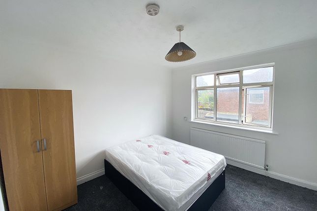 Thumbnail Room to rent in Lonsdale Road, London