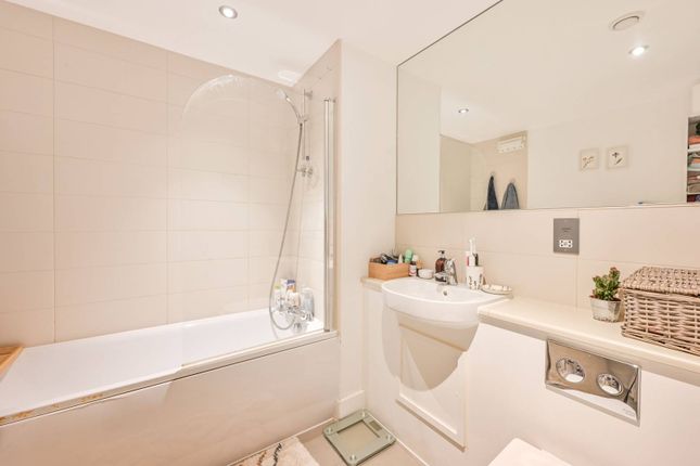 Flat for sale in Dominion Walk, Canary Wharf, London