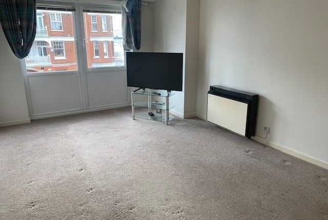 Thumbnail Flat to rent in Holland Road, Westcliff-On-Sea