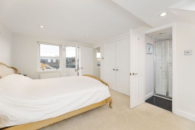 Terraced house to rent in First Avenue, London