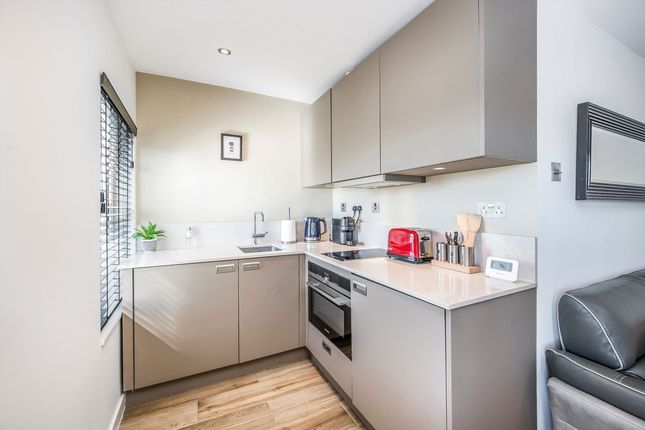 Flat 5, 40, St James's Gardens, London photo 4