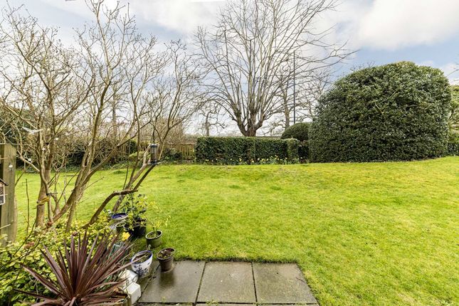 Flat to rent in Harrowdene Gardens, Teddington