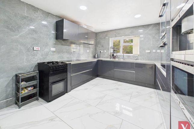 7, Elmwood Crescent, Luton photo 2