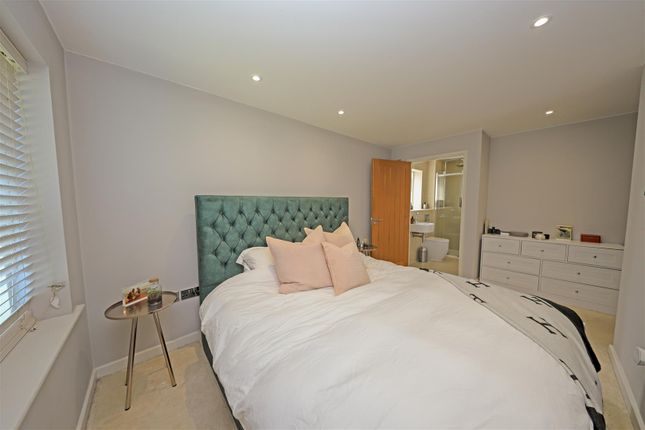 Flat to rent in The Upper Drive, Hove