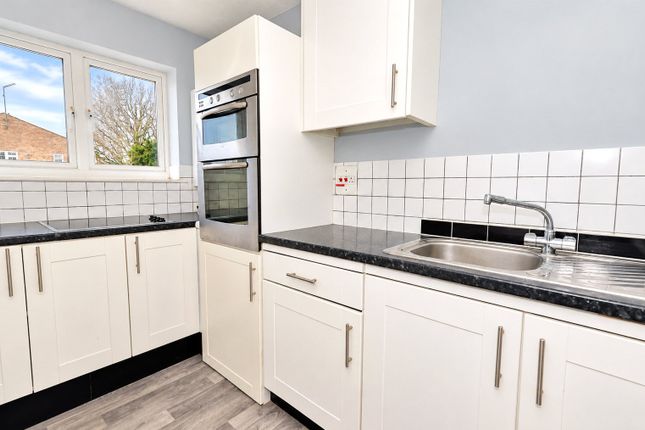 21, Calluna Court, Woking photo 3
