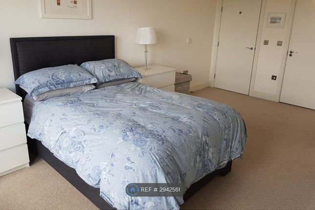 Flat, Abbotsford Court Lakeside Drive Park Royal, London photo 4