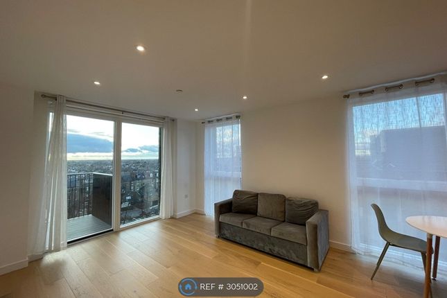 Flat  Broxburn House, Gordon Road, London photo 2