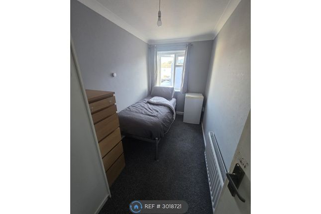 Room, Milwards, Harlow photo 5