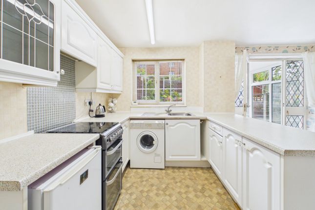 4, Ladbrooke Close, Greater Manchester photo 5