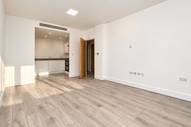426 Avebury Boulevard, Milton Keynes photo 3