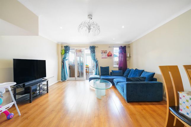 7, Beechcroft Close, Heston photo 3