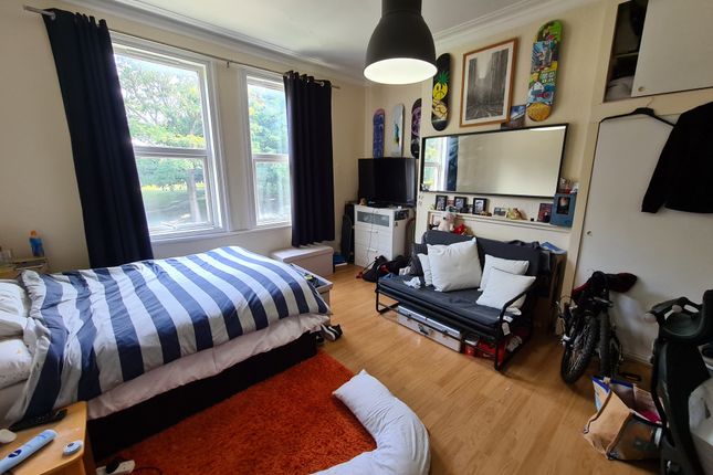 Bright, Well-Lit Double Bedroom With Large Windows...