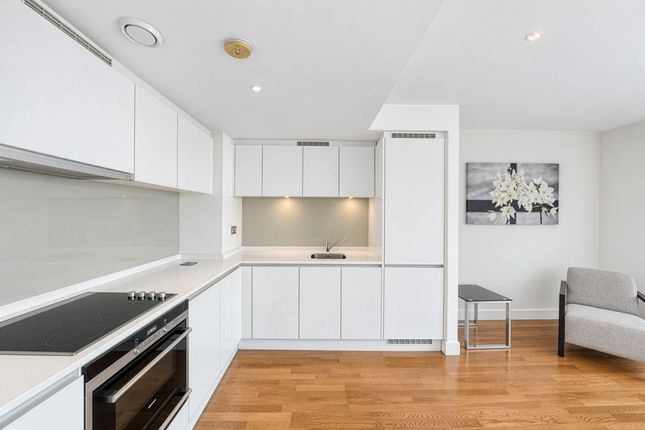 Flat 3909, Landmark East Tower, 24, Marsh Wall, London photo 4