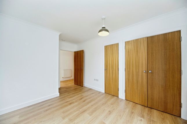 17, St. Catherines Close, London photo 2