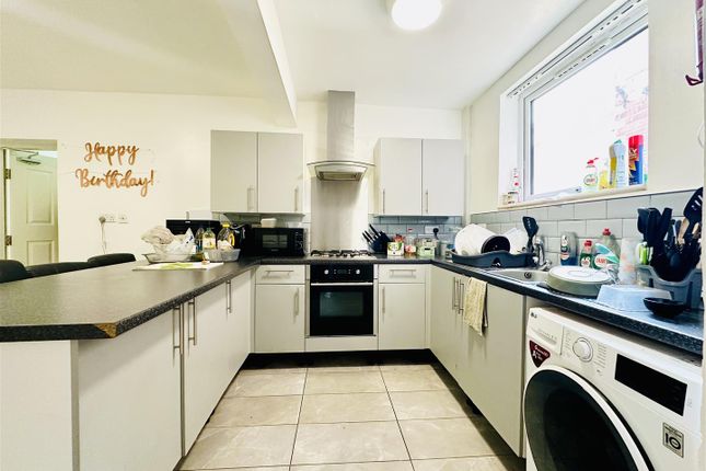 Room to rent in Student House Share, Lower Road, Nottingham