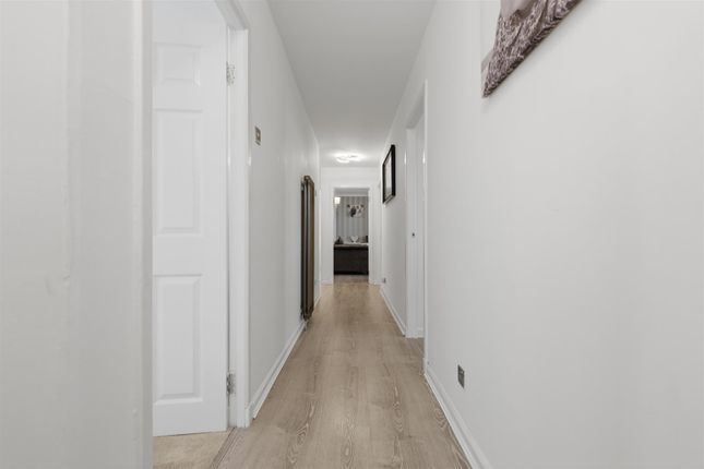 37, Barrie Quadrant, Clydebank photo 4