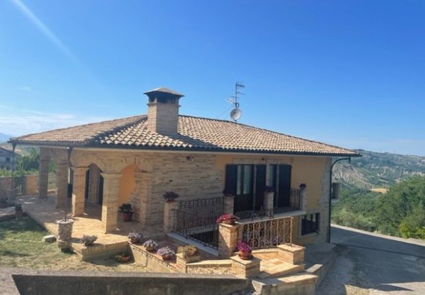 Detached house for sale in Chieti, Roccamontepiano, Abruzzo, CH66010