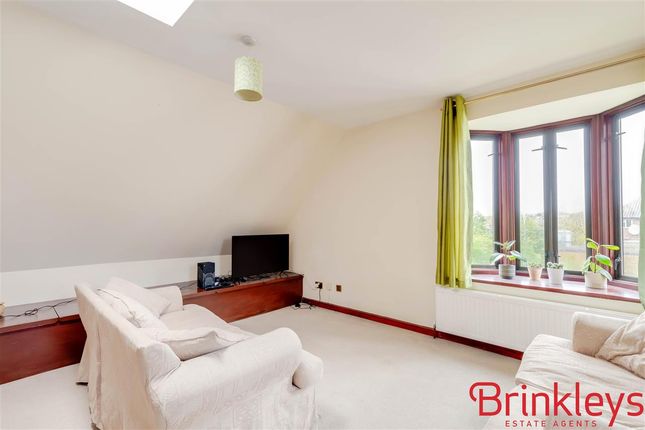 Flat to rent in Chase Court, 8A Bakers End, Wimbledon