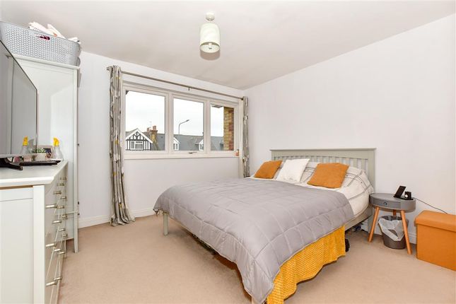 Flat for sale in Old Road West, Gravesend, Kent