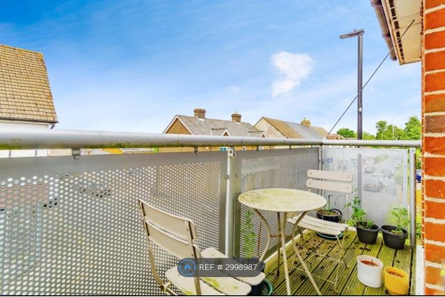 Flat, Holm Court Westway, Caterham photo 4