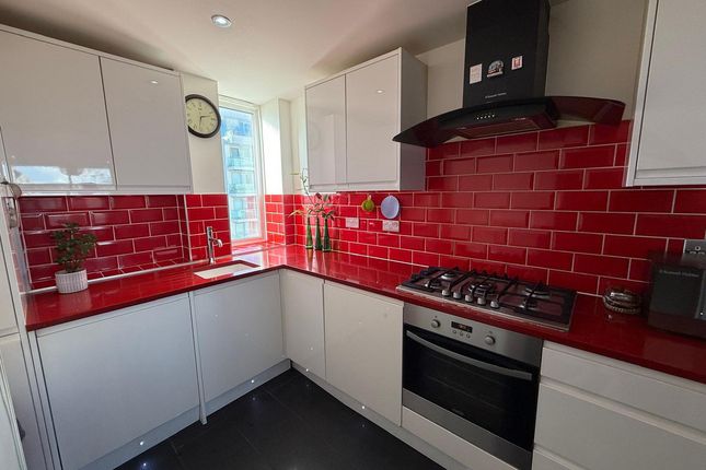 82, Barrier Point Road, London photo 2