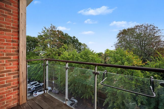 17 Saxon Chase Dickenson Road, London photo 4
