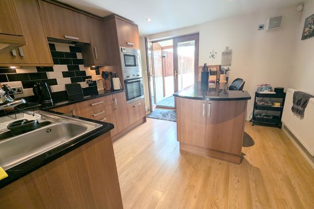 52, Heol Gleien, Lower Cwmtwrch photo 4
