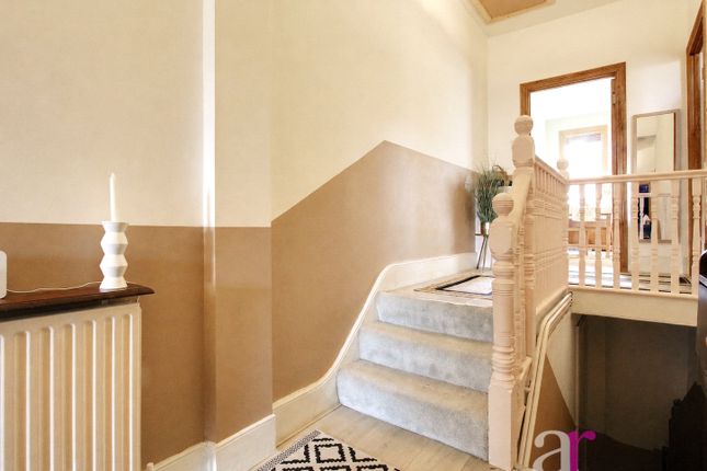 38b, Eaton Park Road, London photo 2