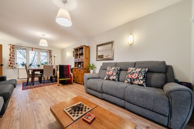 2, Bellfield Close, London photo 3