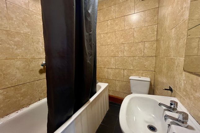 72a, LEEDS photo 5