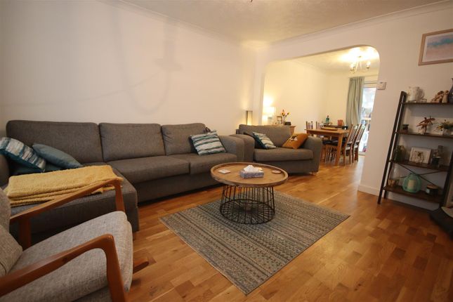 10, Holland Close, Chippenham photo 3