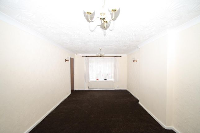 29, Shakespeare Lawn, West Yorkshire photo 5