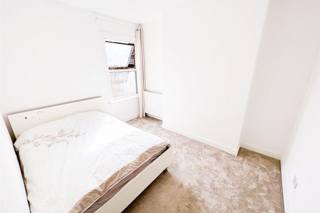 26 Park Grove Road, London photo 5