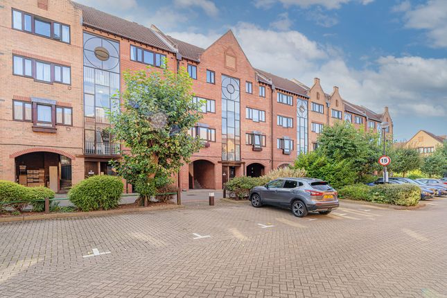 Thumbnail Flat for sale in Amsterdam Road, London