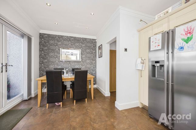 22 Heather Glen, Romford photo 4