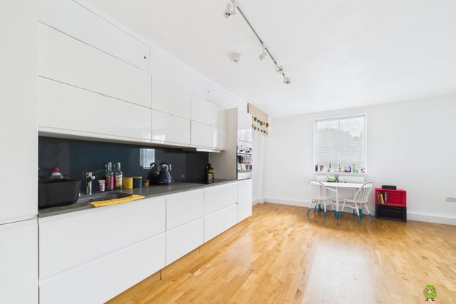 2-bed flat on 29a, Welling High Street, Welling, £280,000