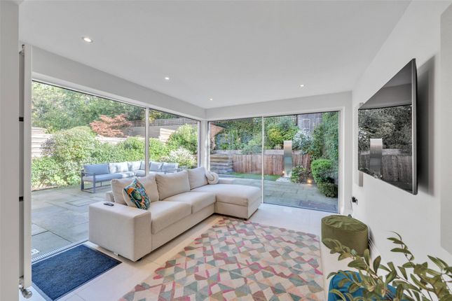 Mountview Close, London photo 3