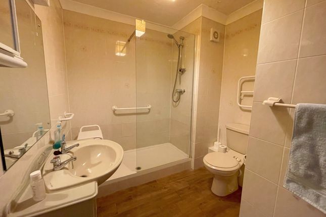 Flat for sale in Darkes Lane, Potters Bar