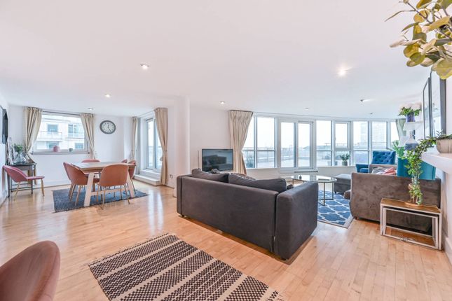 Flat for sale in St George Wharf, Vauxhall, London