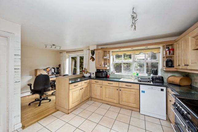 11 Abergavenny Gardens, Crawley photo 2