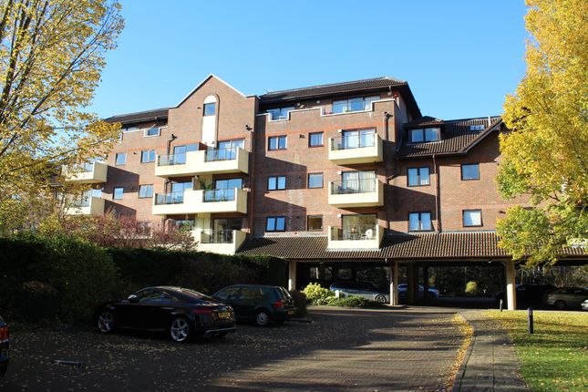 Thumbnail Flat to rent in Ray Park Road, Maidenhead