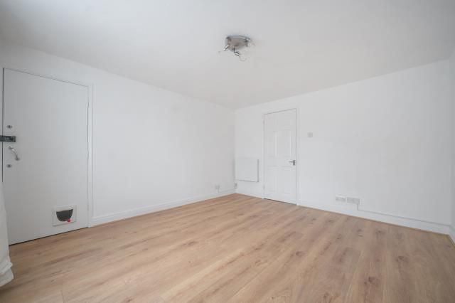 2, Calbroke Court, Slough photo 4