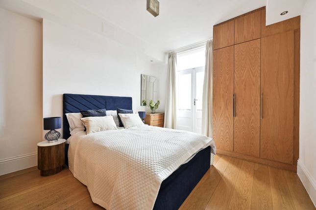 Thumbnail Flat for sale in Nevern Square, Earls Court, London