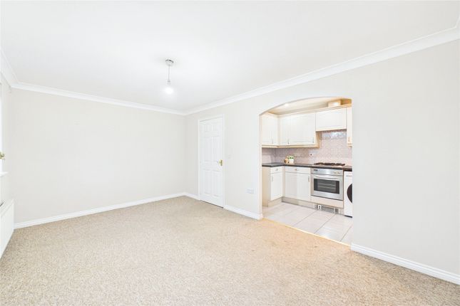 11, Fox Court, Aldershot photo 3