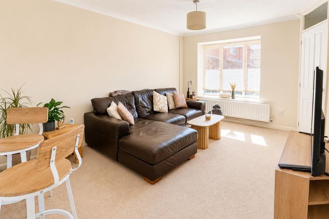 21, Griffon Close, Farnborough photo 2