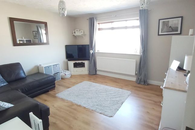 17, Cobham Close, Slough photo 2